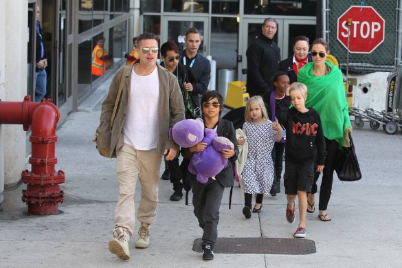 Angelina Jolie et Brad Pitt divorcent : le père de l’actrice sort du silence