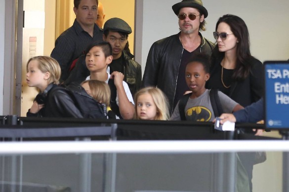 Angelina Jolie et Brad Pitt divorcent : le père de l’actrice sort du silence