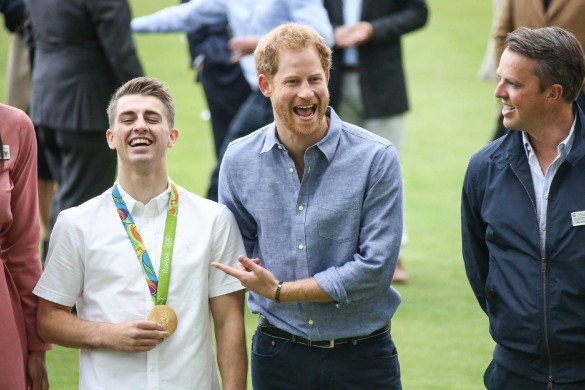 Découvrez la blague très drôle du prince Harry à un médaillé olympique anglais arrivé en retard !