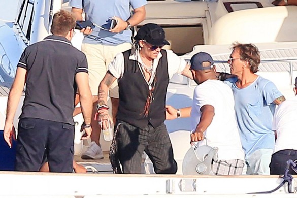 Johnny Depp vient au secours d’Angelina Jolie après l’annonce de son divorce !