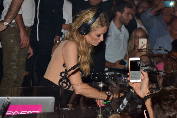 Paris Hilton a été payée 300 000 euros pour donner un concert à Belgrade !