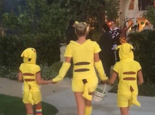 Laeticia Hallyday et ses filles en Pikachu pour fêter Halloween (photos)