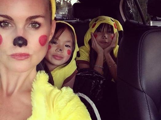 Laeticia Hallyday et ses filles en Pikachu pour fêter Halloween (photos)