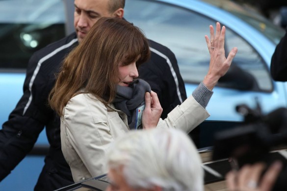 Carla Bruni Sarkozy : après les larmes elle veille sur son mari