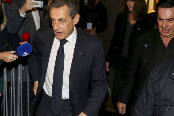 Carla Bruni Sarkozy : après les larmes elle veille sur son mari