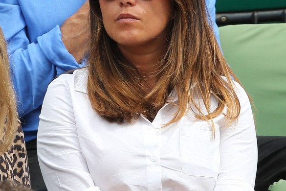 Karine Ferri dévoile sa silhouette post-grossesse à Roland-Garros (photos)