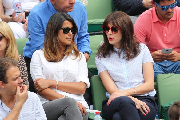Karine Ferri dévoile sa silhouette post-grossesse à Roland-Garros (photos)