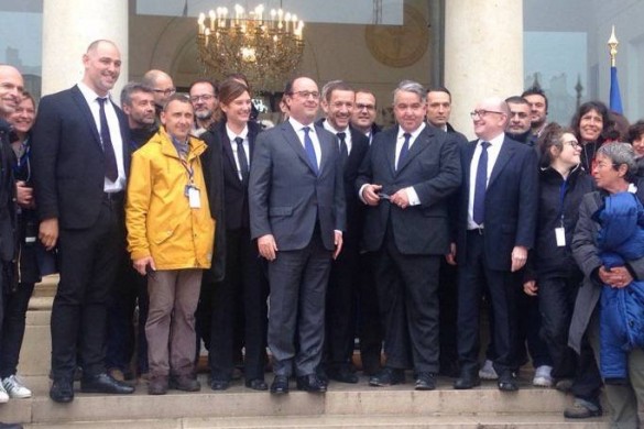 La photo WTF : Dany Boon fait un coucou à François Hollande à l’Elysée