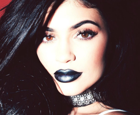 Dark et sexy : Quand Kylie Jenner fait la promotion de ses cosmétiques sur Insatgram (Photos)