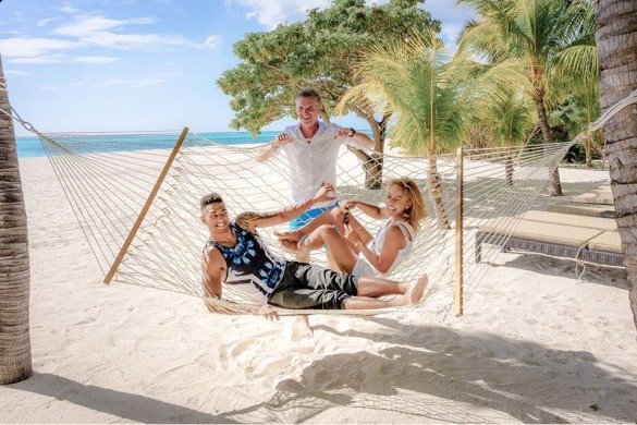 Tony Yoka et Estelle Mossely : le couple star des JO en vacances au soleil (photos)