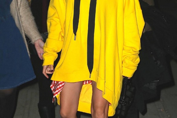Marion Cotillard en sweat-shirt jaune dans les rues de New-York (photos)