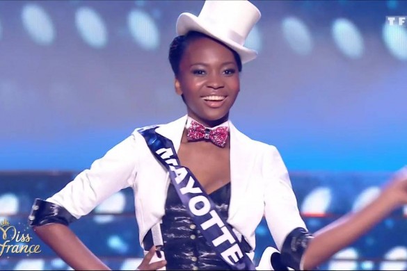 Miss France 2017 : la chute en plein défilé de Miss Mayotte, Naïma Madi Mahadali (Vidéo)