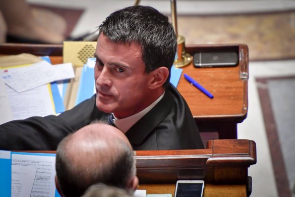 Manuel Valls enfariné : l’ex-premier ministre réagit avec humour