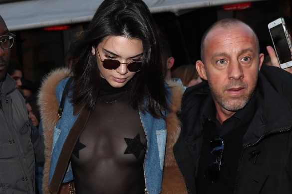 Ultra hot ! Kendall Jenner presque seins nus dans les rues de Paris (Photos)
