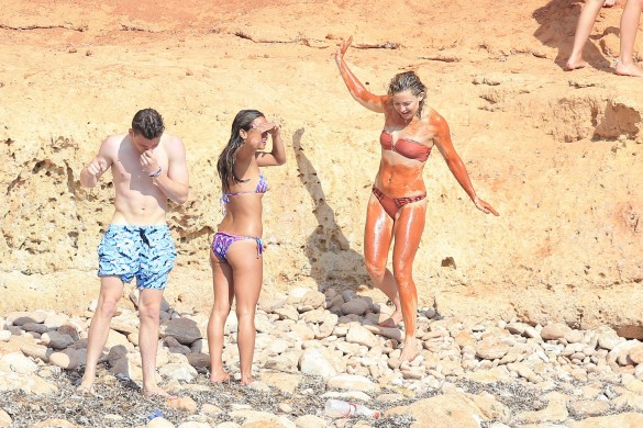 Bikini et bain de boue : Kate Hudson s’éclate en vacances (photos)