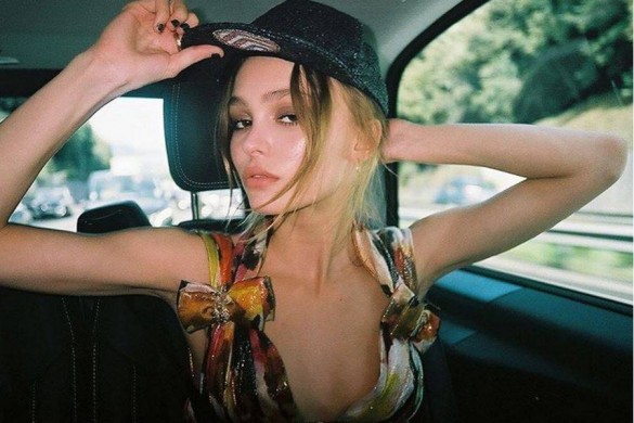 Lily-Rose Depp, sexy en décolleté sur Instagram (photos)