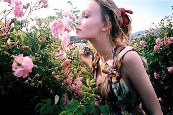 Lily-Rose Depp, sexy en décolleté sur Instagram (photos)