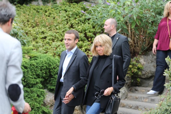 En marge du meeting d’Emmanuel Macron, Brigitte ironise : « Je subis, c’est tout » !