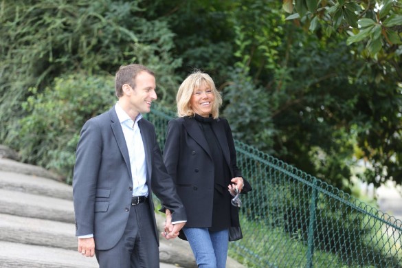 En marge du meeting d’Emmanuel Macron, Brigitte ironise : « Je subis, c’est tout » !