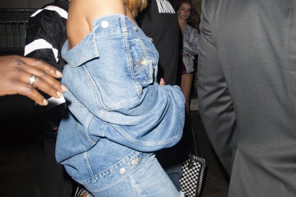 Rihanna ose un décolleté vertigineux… et plutôt dangereux ! (photos)
