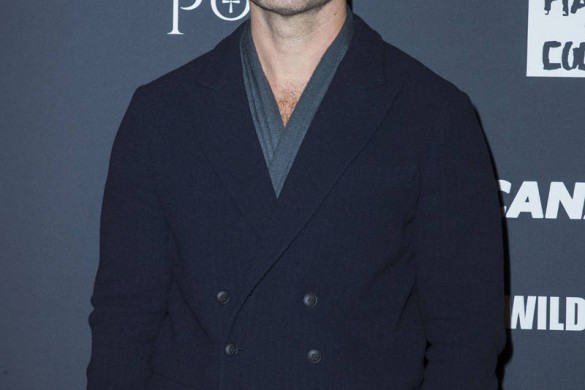 Jude Law victime d’un incident maquillage sur le tapis rouge (photos)