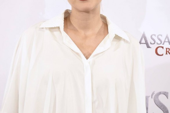 Marion Cotillard change de look et craque pour la frange (photos)