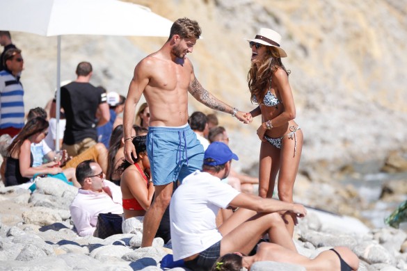 Kevin Trapp (PSG) et Izabel Goulart : un couple torride sur la plage à Ibiza