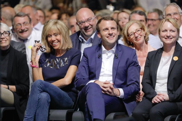Selfies, bisous : Brigitte Macron déjà presque première dame (photos)