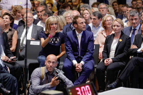 Selfies, bisous : Brigitte Macron déjà presque première dame (photos)