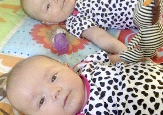 Deux ans après leur naissance, ces jumelles se tiennent toujours la main !