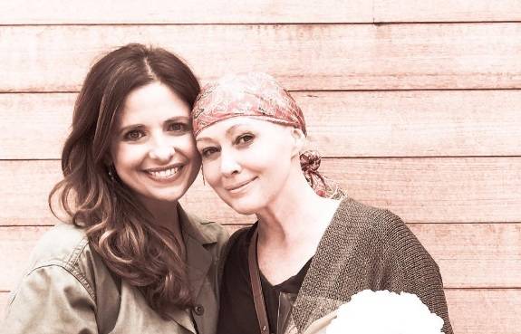 Sarah Michelle Gellar : sa jolie déclaration à son amie Shannen Doherty, qui « botte les fesses du cancer »