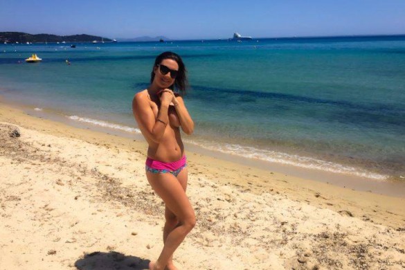 Eve Angeli fait (encore) tomber le haut : découvrez-la topless sur la plage