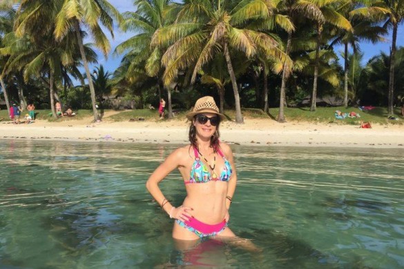 Eve Angeli fait (encore) tomber le haut : découvrez-la topless sur la plage