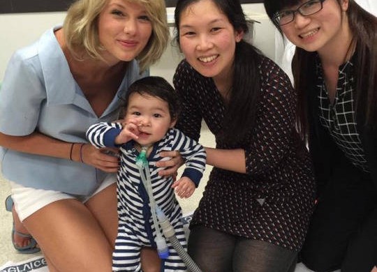 Taylor Swift rend visite à des enfants hospitalisés (photos)
