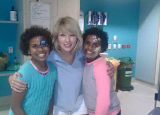 Taylor Swift rend visite à des enfants hospitalisés (photos)