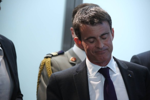 Manuel Valls en voyage sans sa femme mais avec une célèbre chanteuse…
