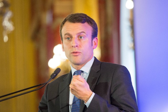 Emmanuel Macron se prend des jets d’œufs dès son arrivée à Montreuil (vidéo)