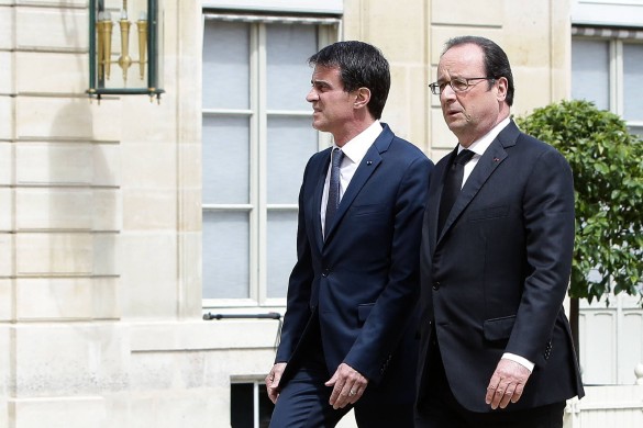 François Hollande accusé de laisser à Manuel Valls « le sale boulot » : il préfère aller au stade !