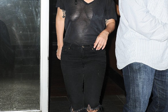 Quand Lady Gaga sort en tee-shirt transparent sans soutien-gorge !