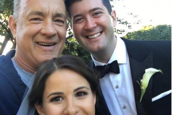 Surprise ! Tom Hanks s’incruste en pleine séance photos de mariage (photos)