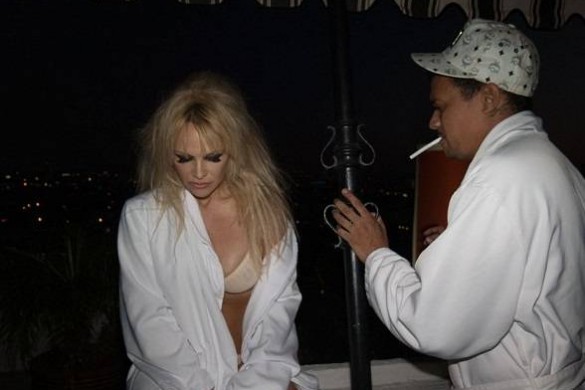 Pamela Anderson se dénude pour un magazine 20 ans après Alerte à Malibu (Photos)