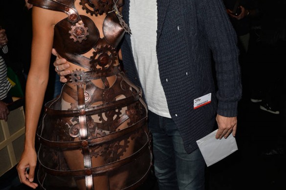 Amanda Scott : bisou enflammé avec son chéri au Salon du chocolat (photos)
