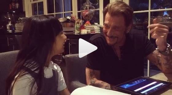 Johnny Hallyday, un papa ultra fier d’être interviewé par sa fille Jade (vidéo)