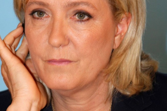 Marine Le Pen, tout sourire et verre de vin à la main, pose avec ses deux sœurs (Photo)