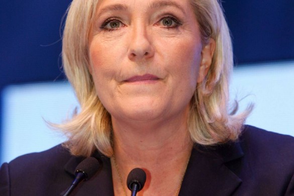 Marine Le Pen, tout sourire et verre de vin à la main, pose avec ses deux sœurs (Photo)