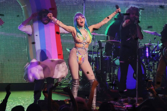 Le SDF rendu célèbre par Miley Cyrus revend son MTV VMA