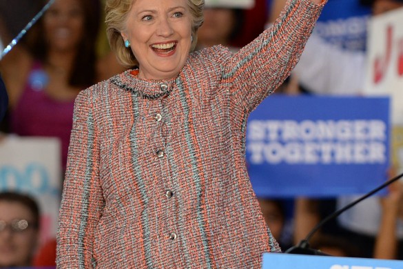 La tenue d’Hillary Clinton moquée sur le web !