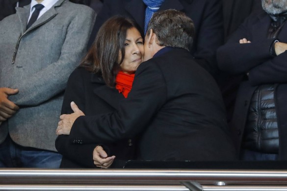 Le baiser d’Anne Hidalgo et Nicolas Sarkozy (photos)